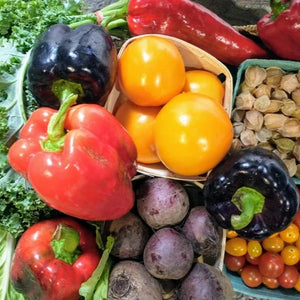
                  
                    Charger l&amp;#39;image dans la galerie, Assorted fresh vegetables including bell peppers, tomatoes, and beans on a wooden surface.
                  
                