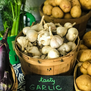 
                  
                    Charger l&amp;#39;image dans la galerie, Garlic and potatoes in fall and winter CSA baskets
                  
                